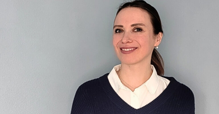 Portrait der Gründerin mit einem Einsteckkragen (Blusenkragen)