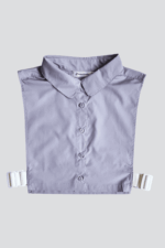 Vorderansicht des Crop-Kragens in blau