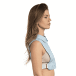 Seitenansichts des Models mit Crop-Kragen