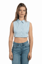 Model mit Crop-Blusenkragen in hellblau