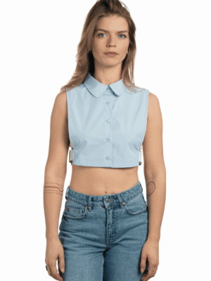 Model mit Crop-Blusenkragen in hellblau