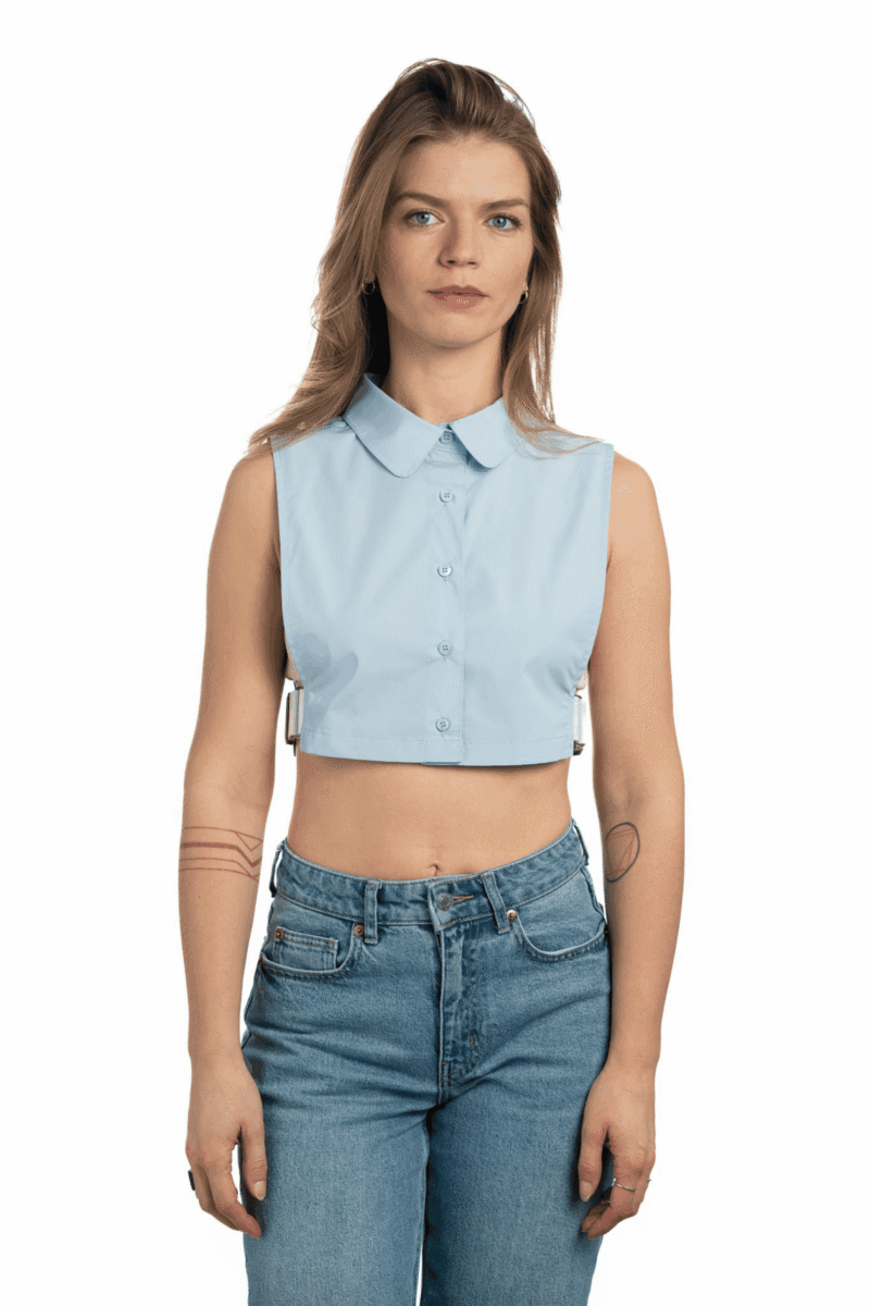 Model mit Crop-Blusenkragen in hellblau