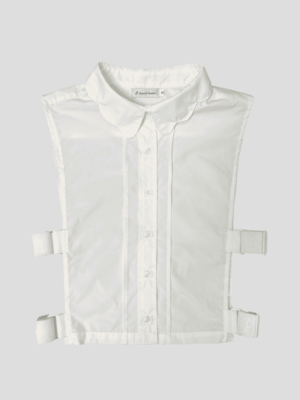 Vorderansicht des Longline-Kragens in weiß