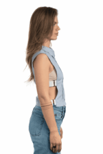 Seitenansicht des Models mit dem Longline-Kragen