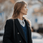 Eine elegante Frau trägt eine Business-Bluse