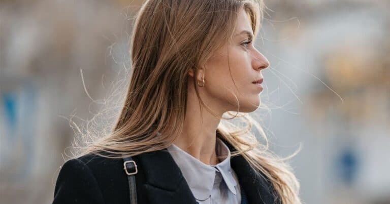 Eine elegante Frau trägt eine Business-Bluse