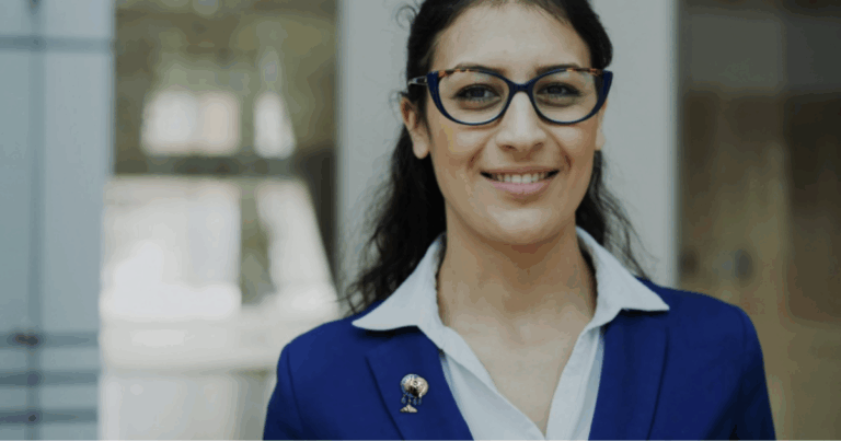 Business-Frau trägt einen Blazer mit einer Brosche (Silberschmuck) mit Opal