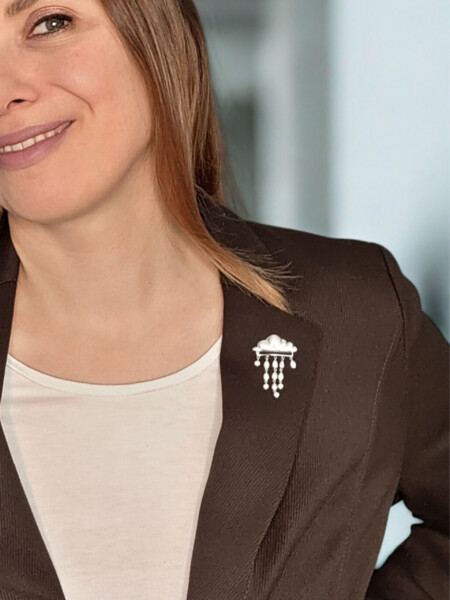 Model trägt die Silberbrosche "Tropfenweise" (Wolke mit Opal-Regentropfen)