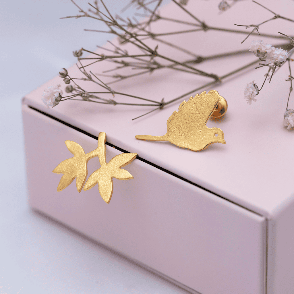 Asymmetrische Ohrstecker aus 925 Silber mit 22K Gold Plattierung: Vogel und Ast
