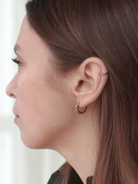Ear Cuff (cartilage earring) in Sterlingsilber, rosévergoldet, an Model in Profilansicht