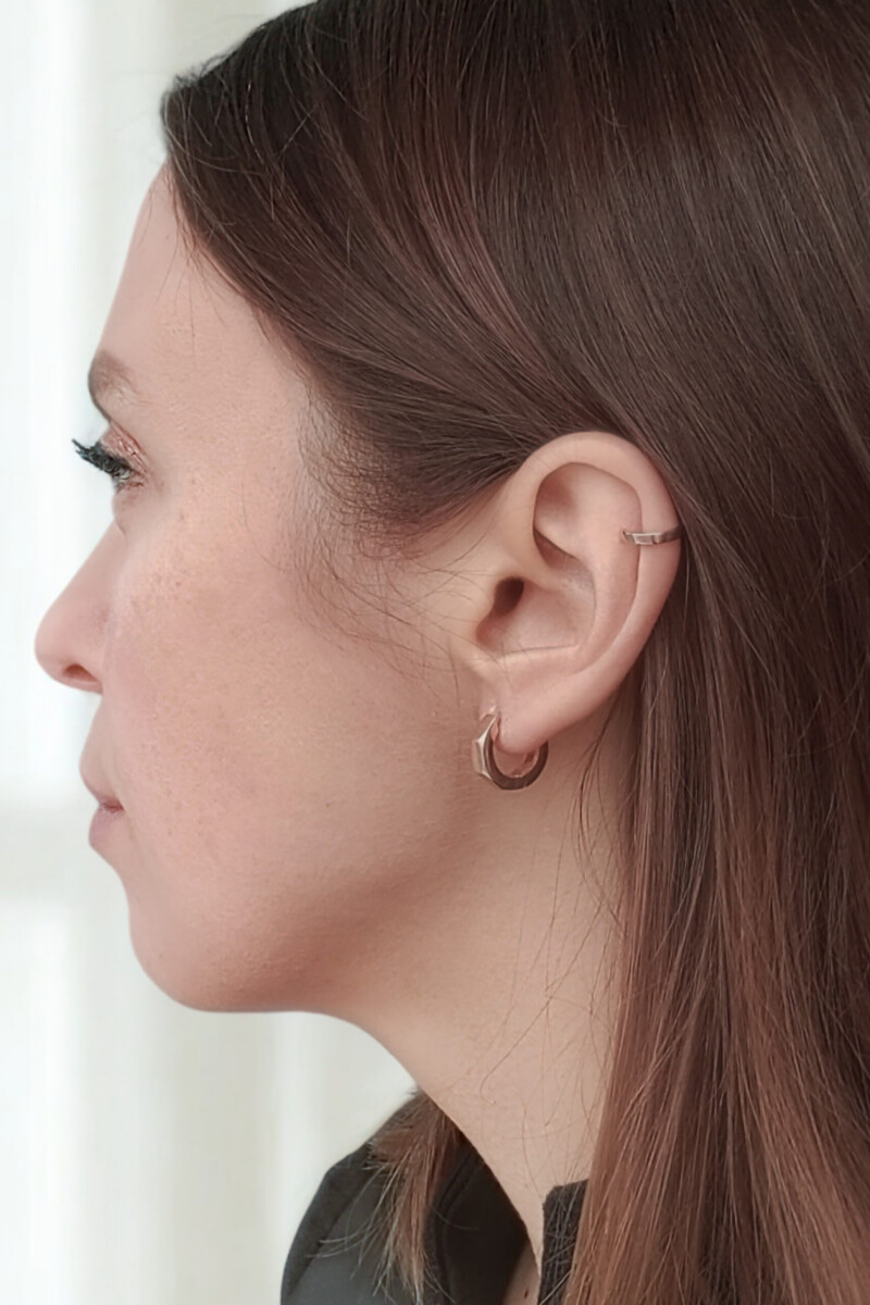 Ear Cuff (cartilage earring) in Sterlingsilber, rosévergoldet, an Model in Profilansicht