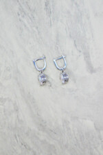 Ohrringe aus 925 Sterlingsilber mit runden weißen Opalen - Seitenansicht