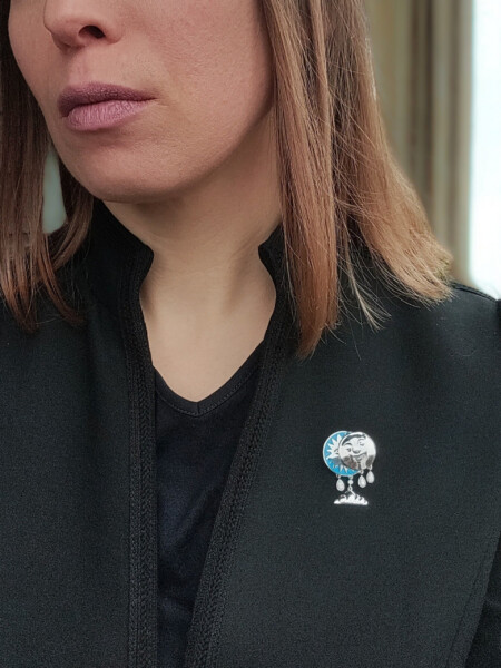 Model trägt Sonnenfinsternis-Designer-Brosche "Der Perfekte Moment" aus 925 Sterlingsilber und Opalen