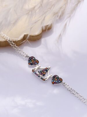 Armkettchen aus 925-Sterlingsilber - mit bunten Strass-Steinen besetze Mutter und zwei Kinder sowie zwei Herzen - Flatlay