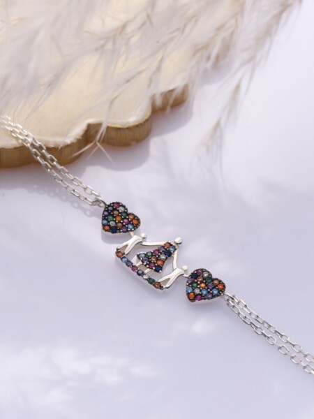 Armkettchen aus 925-Sterlingsilber - mit bunten Strass-Steinen besetze Mutter und zwei Kinder sowie zwei Herzen - Flatlay