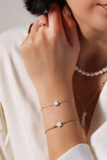 Armband mit Perlmutt-Stern – 925 Sterlingsilber - an Handgelenk