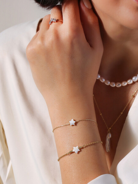 Armband mit Perlmutt-Stern – 925 Sterlingsilber - an Handgelenk