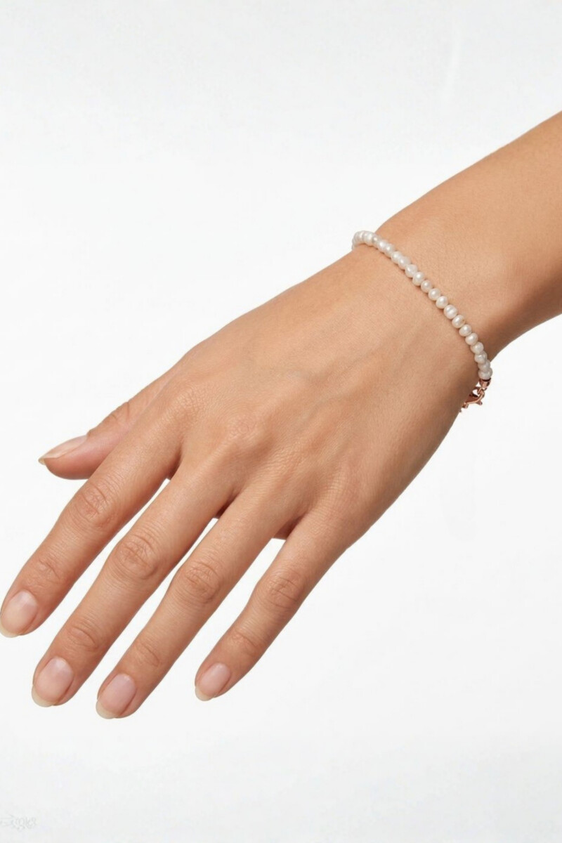 Armband aus Silber von Pastel Studio mit kleinen Süßwasserperlen, an Handgelenk eines Models