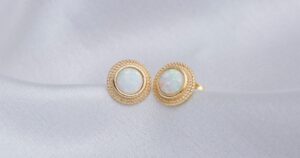 Ohrstecker mit weißem Opal und goldenem Rand