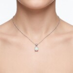 Kette aus 925 Sterlingsilber mit rundem Opalanhänger an Model