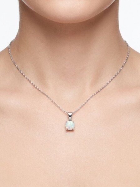 Kette aus 925 Sterlingsilber mit rundem Opalanhänger an Model