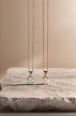 zwei Ketten aus 925 Sterlingsilber und rundem weißem Opal - eine mit Roségold, eine rhodiniert
