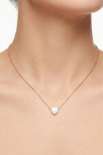 Kette mit Herzanhänger aus weißem Opal, Silber vergoldet, von Pastel Studio, an Hals eines Models
