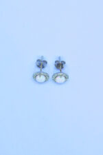 Ohrstecker aus 925 Sterlingsilber mit rundem, weißen Opal und einem Ring aus Zirkonia