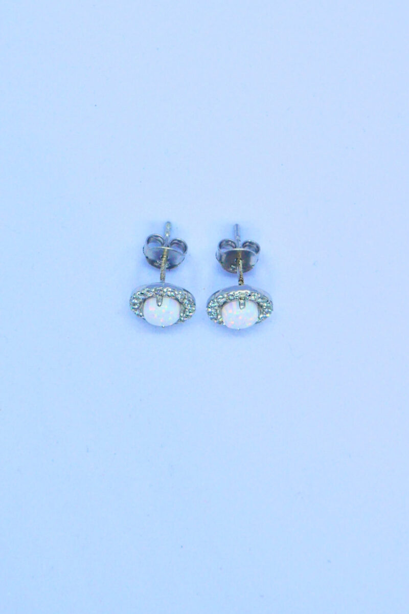 Ohrstecker aus 925 Sterlingsilber mit rundem, weißen Opal und einem Ring aus Zirkonia
