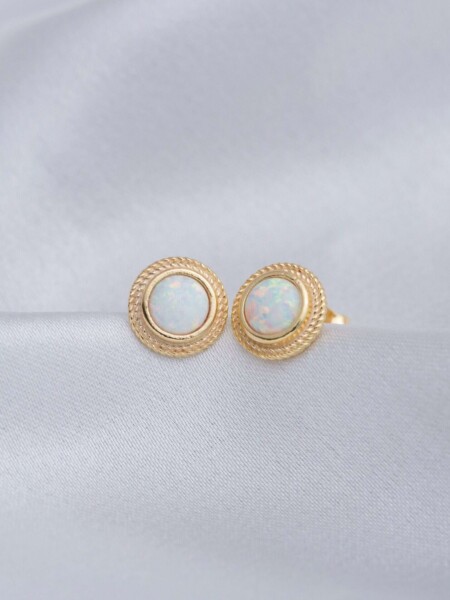 Ohrstecker mit Opal aus vergoldetem 925 Sterlingsilber - auf weißer Unterlage