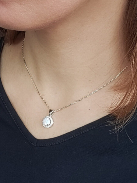 Model trägt Silberkette mit Anhänger aus Opal und Zirkonia