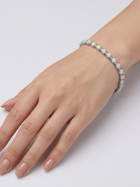 Tennisarmband mit 32 Opalen und Sterlingsilber - am Handgelenk