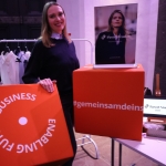 Gründerin mit Kompass-Frankfurt Logos