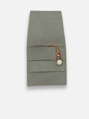 Mikrofaser-Etui für Schmuck Größe "S", 6 cm lang, in hellgrau - mit geöffneter Lasche und beispielhafter Kette