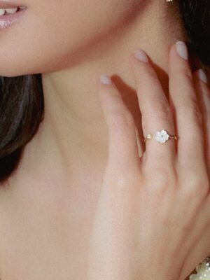 Ring aus 925 Sterlingsilber mit Blume und Zirkonia, Vermeil vergoldet, an Model