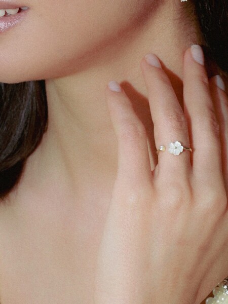 Ring aus 925 Sterlingsilber mit Blume und Zirkonia, Vermeil vergoldet, an Model