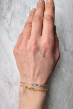 Zwei Silberarmbänder an einem Handgelenk