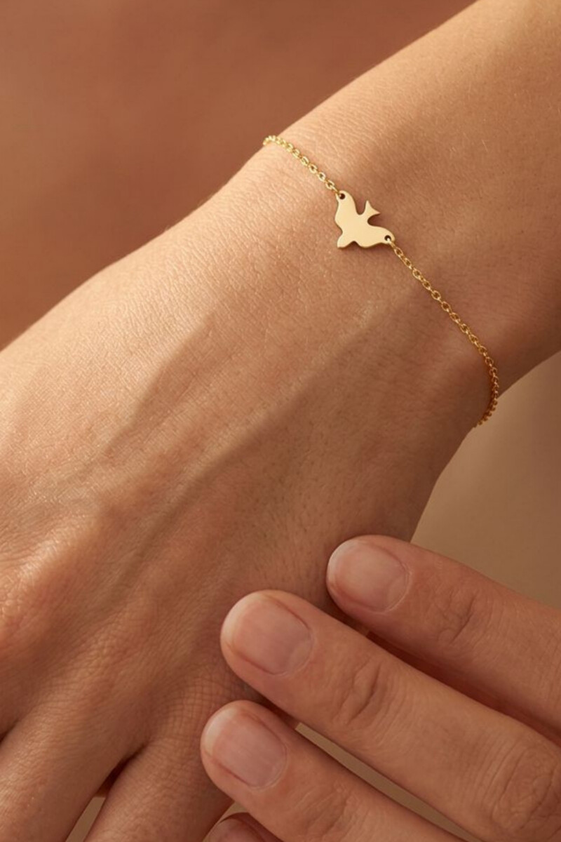 Armband aus Silber mit Vogelanhänger, vergoldet, an Handgelenk, von Pastel Studio