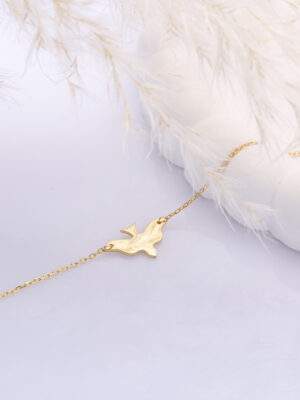 Armband aus 925 Sterlingsilber mit Vogel, Vermeil vergoldet, auf zartem Hintergrund drapiert