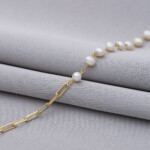 Armband mit Paperclip-Gliedern und Perlen aus 925 Sterlingsilber Vermeil vergoldet - auf grauem Tuch