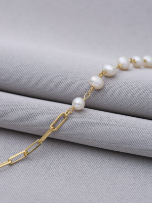 Armband mit Paperclip-Gliedern und Perlen aus 925 Sterlingsilber Vermeil vergoldet - auf grauem Tuch