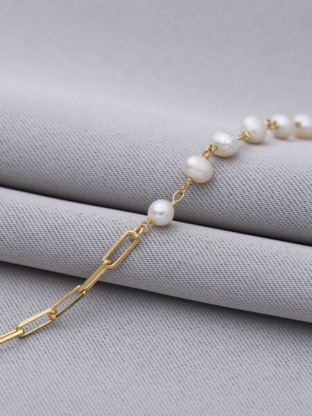 Armband mit Paperclip-Gliedern und Perlen aus 925 Sterlingsilber Vermeil vergoldet - auf grauem Tuch