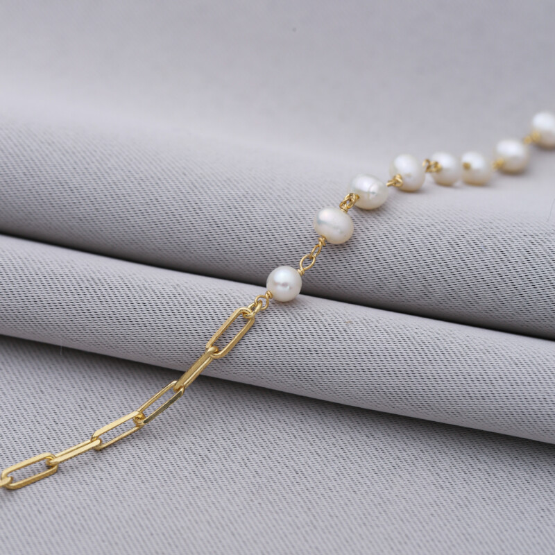 Armband mit Paperclip-Gliedern und Perlen aus 925 Sterlingsilber Vermeil vergoldet - auf grauem Tuch