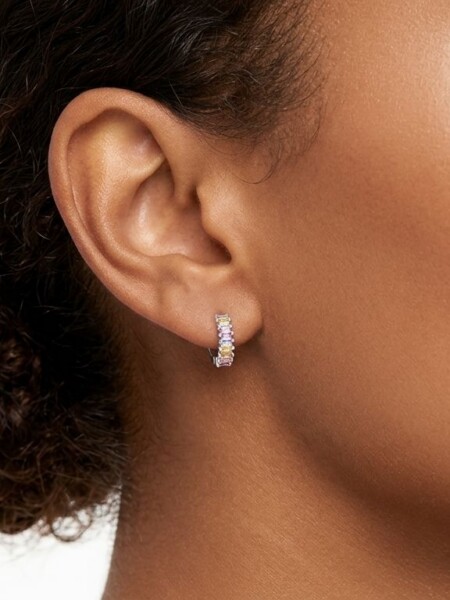 Model mit Sterlingsilber-Creolen mit Steinen im Baguette-Schliff