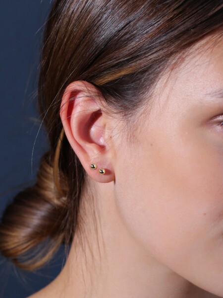 Mini-Kugel-Ohrstecker aus 925 Sterlingsilber, Vermeil-Vergoldet, an Model