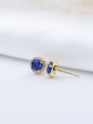 Ohrstecker Saphir Zirkonia, 925 Sterlingsilber, auf Satin drapiert