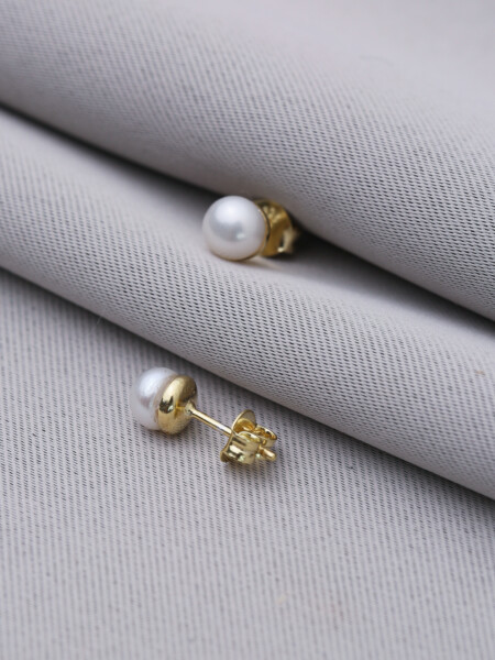 Perlenohrstecker aus 925 Sterlingsilber, Vermeil-vergoldet, auf grauem Stoff drapiert