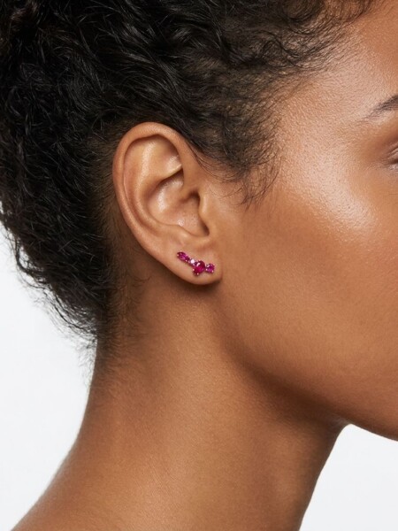 Schwarzhäutiges Model trägt Ear climber in Fuchsia