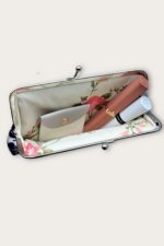 Etui im Paisleymuster, weiß, geöffnet mit Gegenständen drin