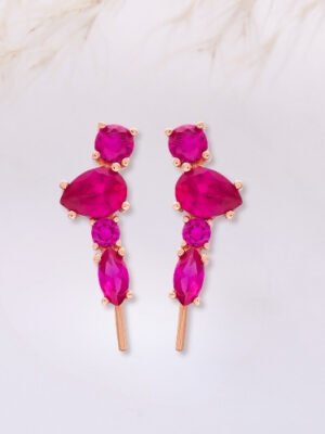 Ear cilmber aus 925 Sterlingsilber und fuchsiafarbenen Zirkoniasteinen auf pastelliger Oberfläche